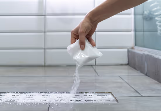 Kombination von Esslöffel Backpulver und Essig für verstopfte Dusche