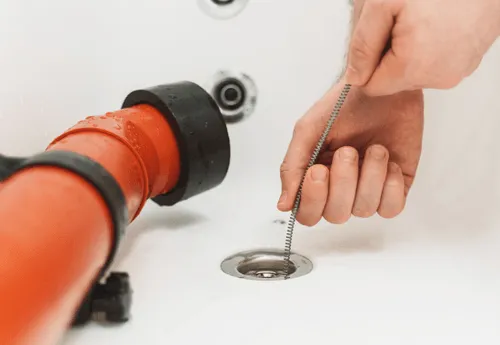 Verstopfte Dusche mit Wasserstau – schnelle Hilfe nötig.