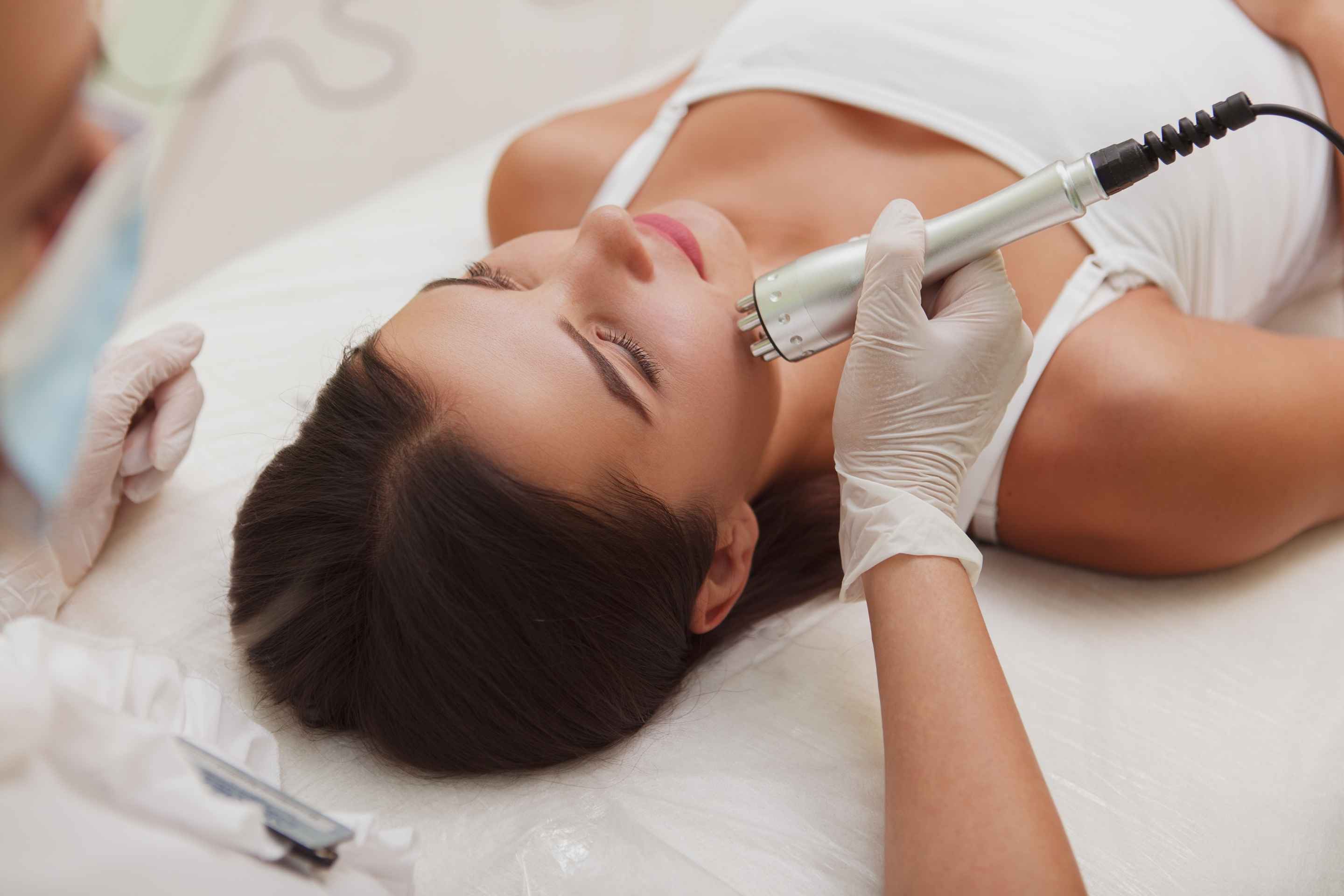 Fale radiowe czy mezoterapia igłowa? Porównanie skutecznych zabiegów odmładzających