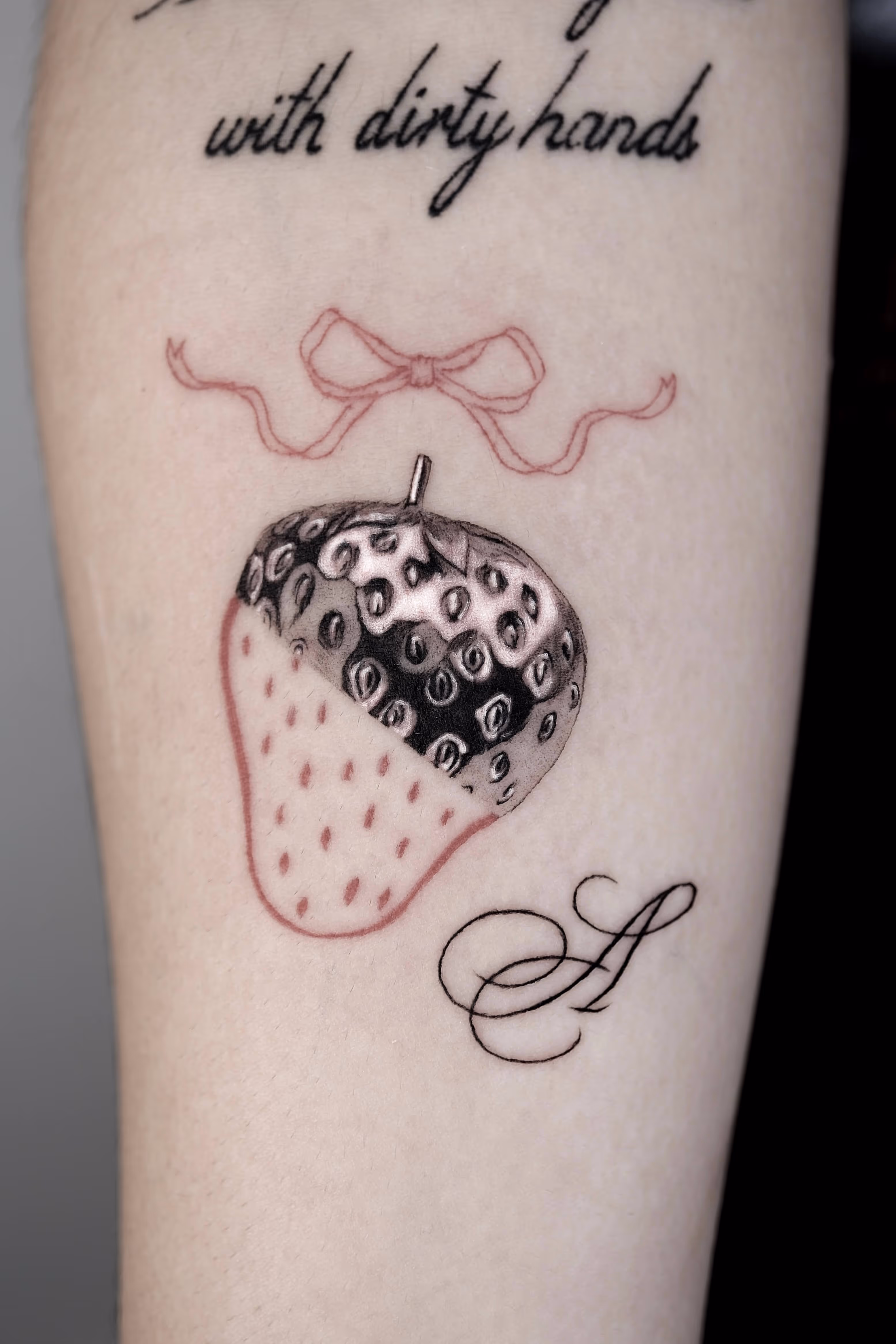 At Monolith Studio, we’ve always stood at the crossroads of innovation and craftsmanship—bringing together some of the most forward-thinking tattoo artists from around the world. From architectural linework to generative art based on brainwaves, pushing boundaries is in our DNA. Today, we’re diving into a tattoo style that’s been capturing the attention of collectors, artists, and design obsessives alike: chrome tattoos. Whether you’ve seen them trending online or you’re just hearing about them for the first time, this blog was written to give you everything you need to know—from the roots of the style to why some of the best chrome tattoo work in the world is being created right here at Monolith.