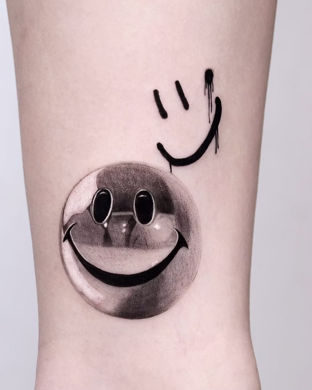 At Monolith Studio, we’ve always stood at the crossroads of innovation and craftsmanship—bringing together some of the most forward-thinking tattoo artists from around the world. From architectural linework to generative art based on brainwaves, pushing boundaries is in our DNA. Today, we’re diving into a tattoo style that’s been capturing the attention of collectors, artists, and design obsessives alike: chrome tattoos. Whether you’ve seen them trending online or you’re just hearing about them for the first time, this blog was written to give you everything you need to know—from the roots of the style to why some of the best chrome tattoo work in the world is being created right here at Monolith.