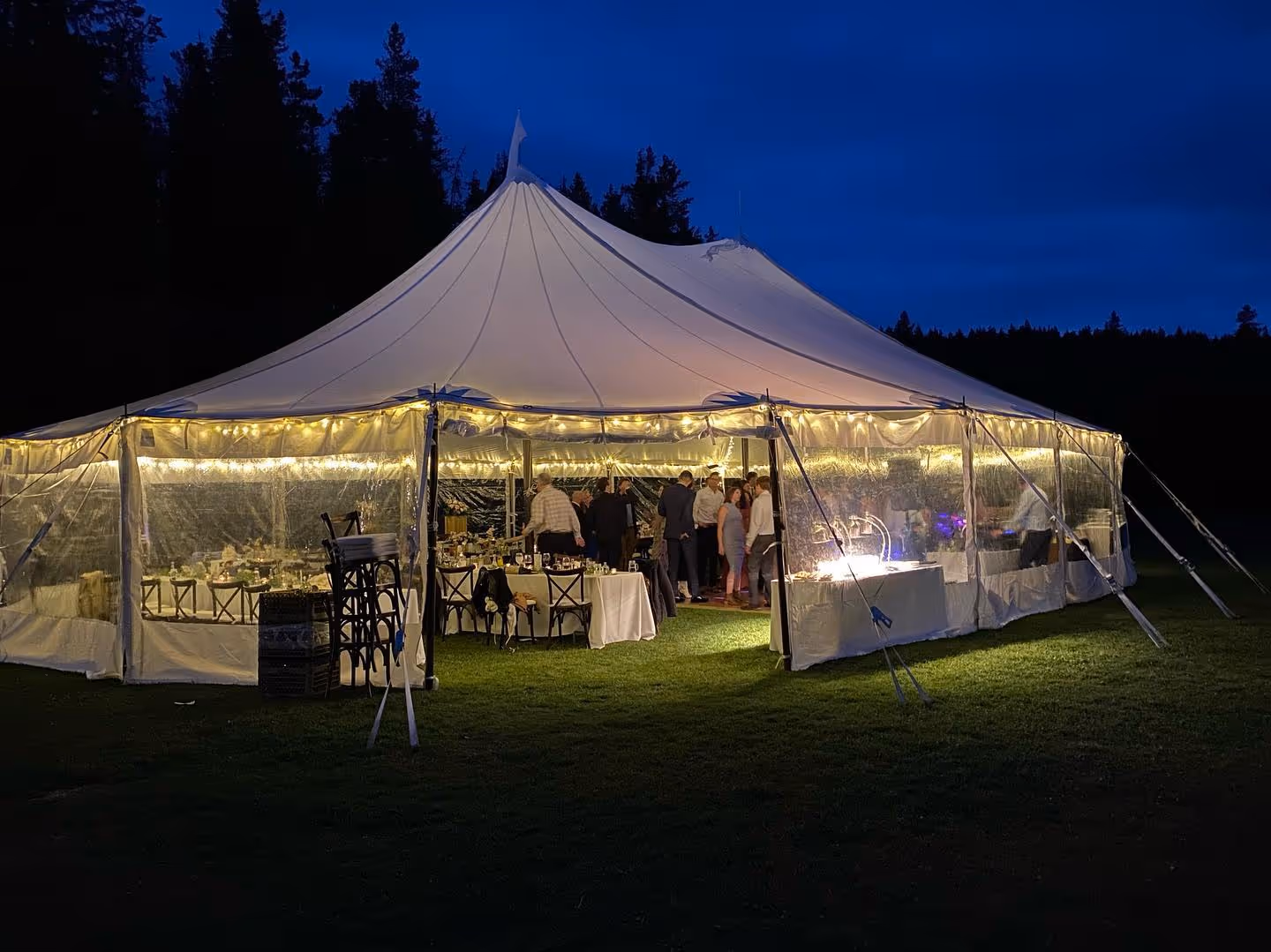 Our private wedding venue awaits 
✨ ✨✨✨✨✨✨✨✨✨✨✨
Planning and Design - @momentsbymadeleineyyc 

Tent - @modernrentals.ca