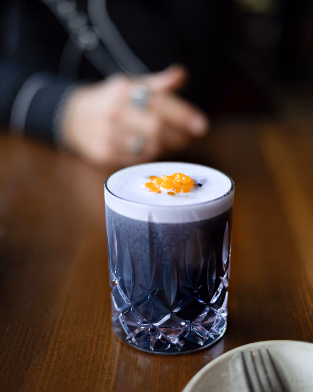 Meet Ember’s Cure — a vibrant blend of Seedlip Grove 42, ginger, honey, charcoal, white pepper, lemon, and sea buckthorn. Just one of the many zero-proof creations shaking things up at The Bison. Full of flavour, minus the buzz.

 #TheBisonBanff #ZeroProofCocktails #BanffDrinks #MountainSips #CraftedWithoutCompromise