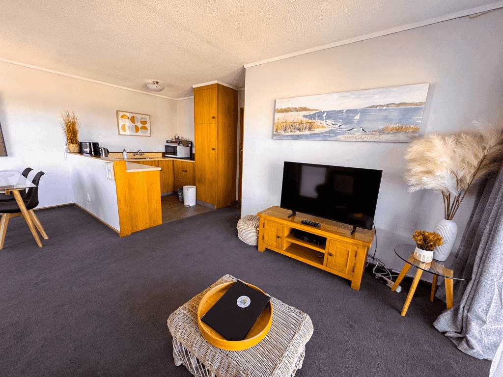 Unit 1 Lounge Room, TV, Kitchen Waikanae Beach Motel