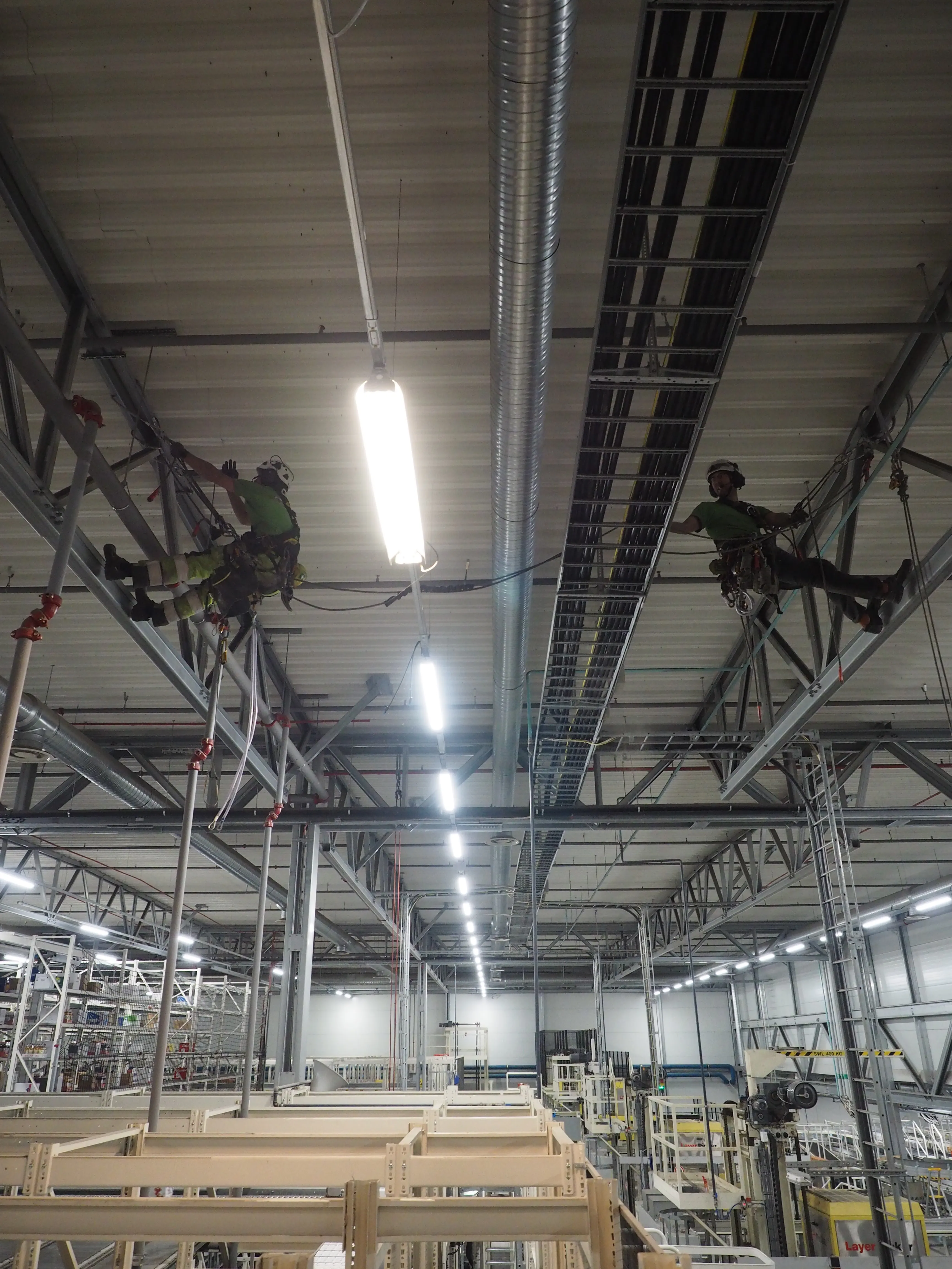 Städning på hög höjd i en industrihall