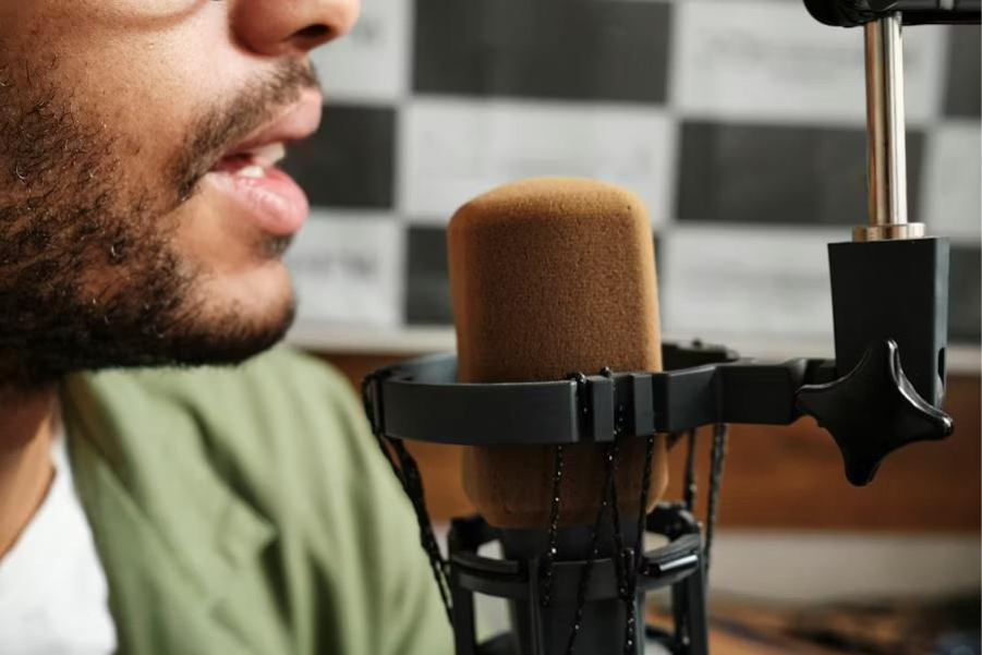 En bild som visar person, person, Människoansikte, inomhusAI-genererat innehåll kan vara felaktigt.