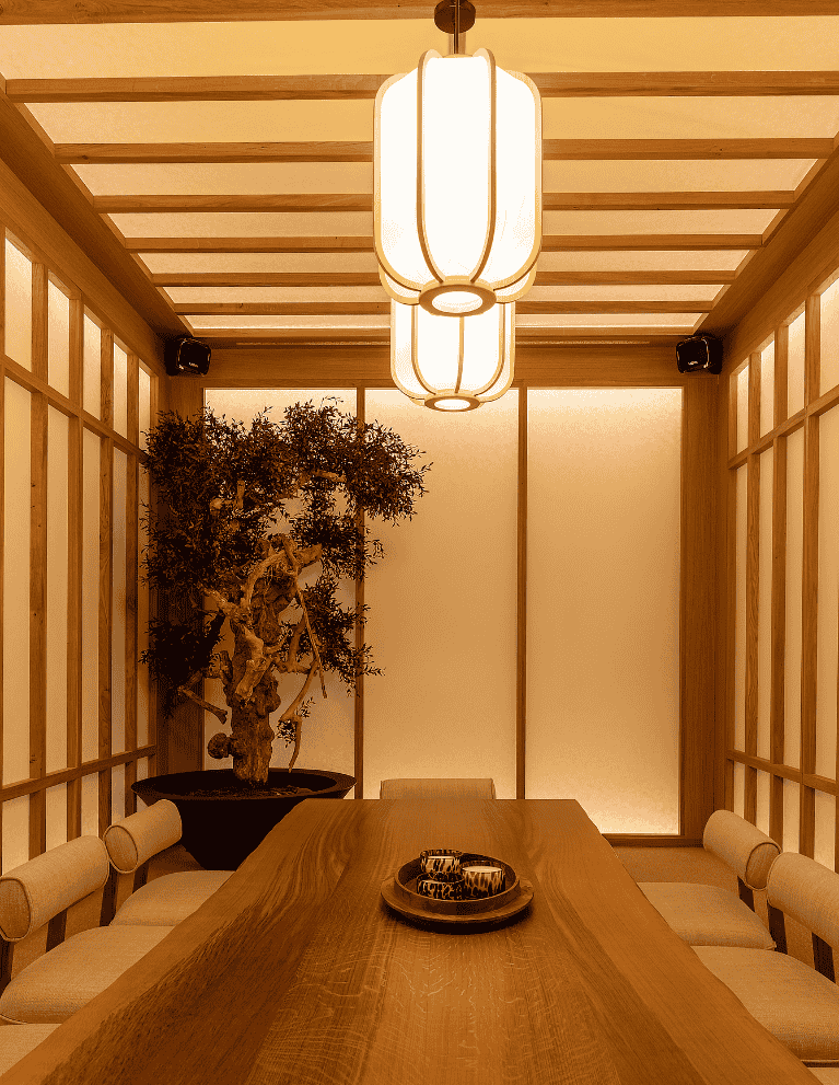 Salle de soin chaleureuse avec murs en bois et lanterne suspendue.