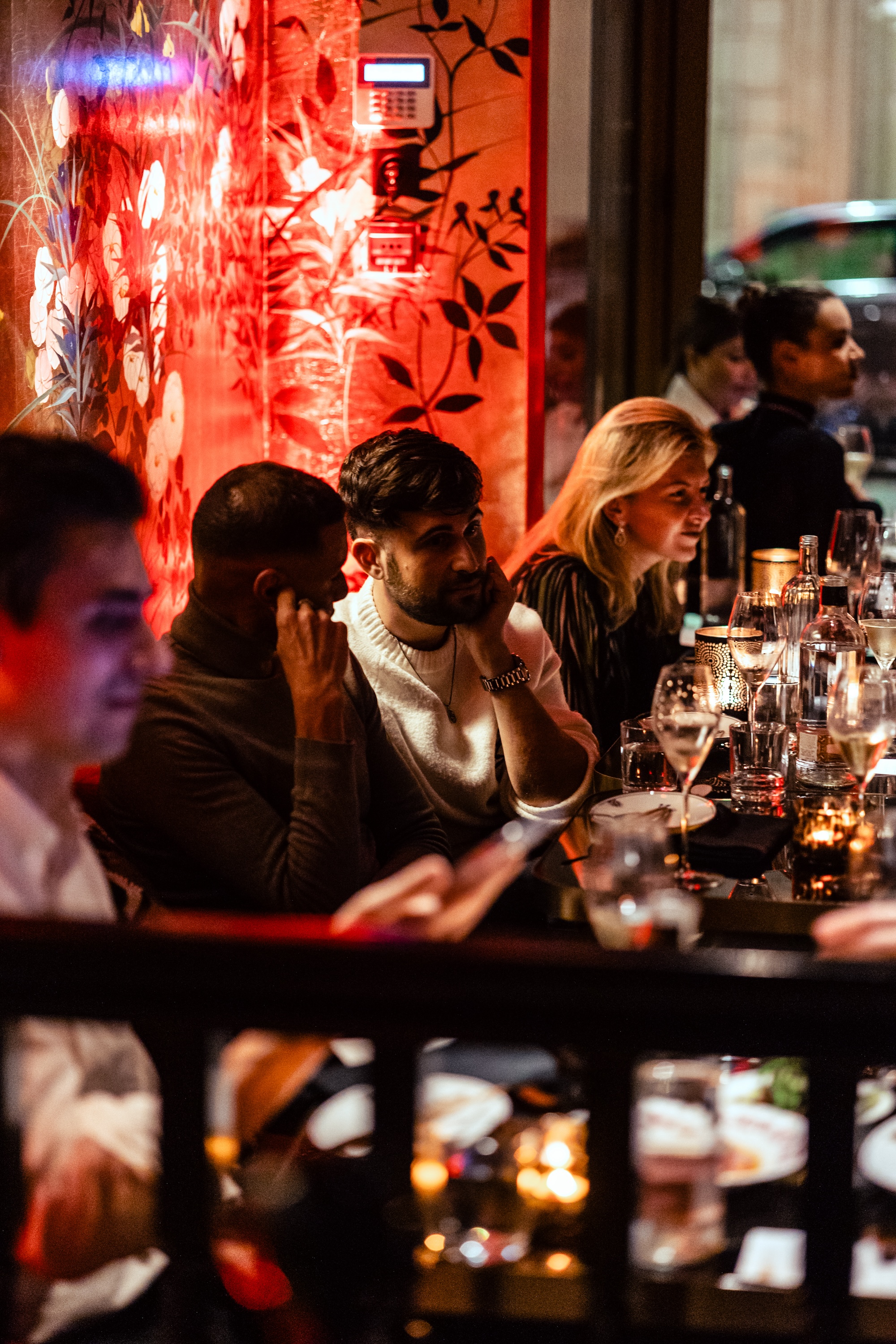 Cocktails et plats signature lors d'une soirée DJ chez UNI Paris cet été 