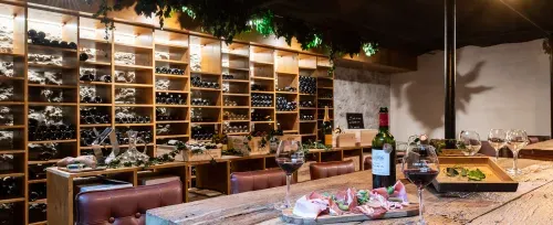 Salle de restaurant la cave de Charles de chez ingalls à annecy