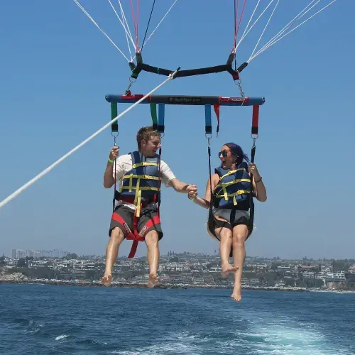 couple-holding-hands-para-sailing-photo-sales-picthrive