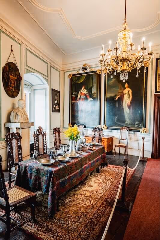 Rozhledna uprostřed zasněžených stromů za jasného modrého nebe při východu slunce.