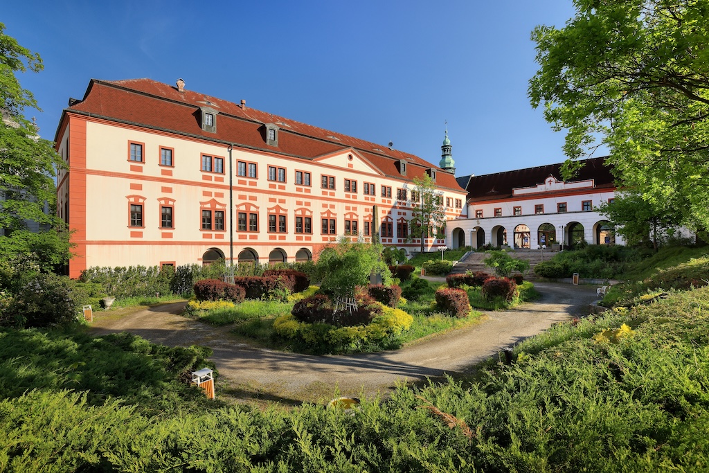Bewundern Sie die atemberaubende Architektur in Isergebirge