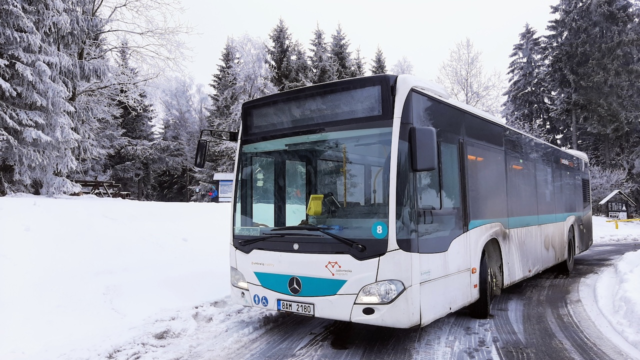 Do Jizerek pohodlně i bez auta: přehled zimní veřejné dopravy