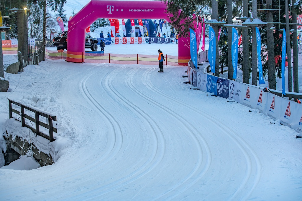 Jizerská 50: Přehled uzavírek, parkování a MHD