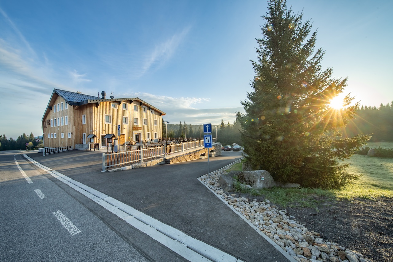 Jizerské hory v létě: Sezónní linky vás vyvezou za zážitky i s kolem