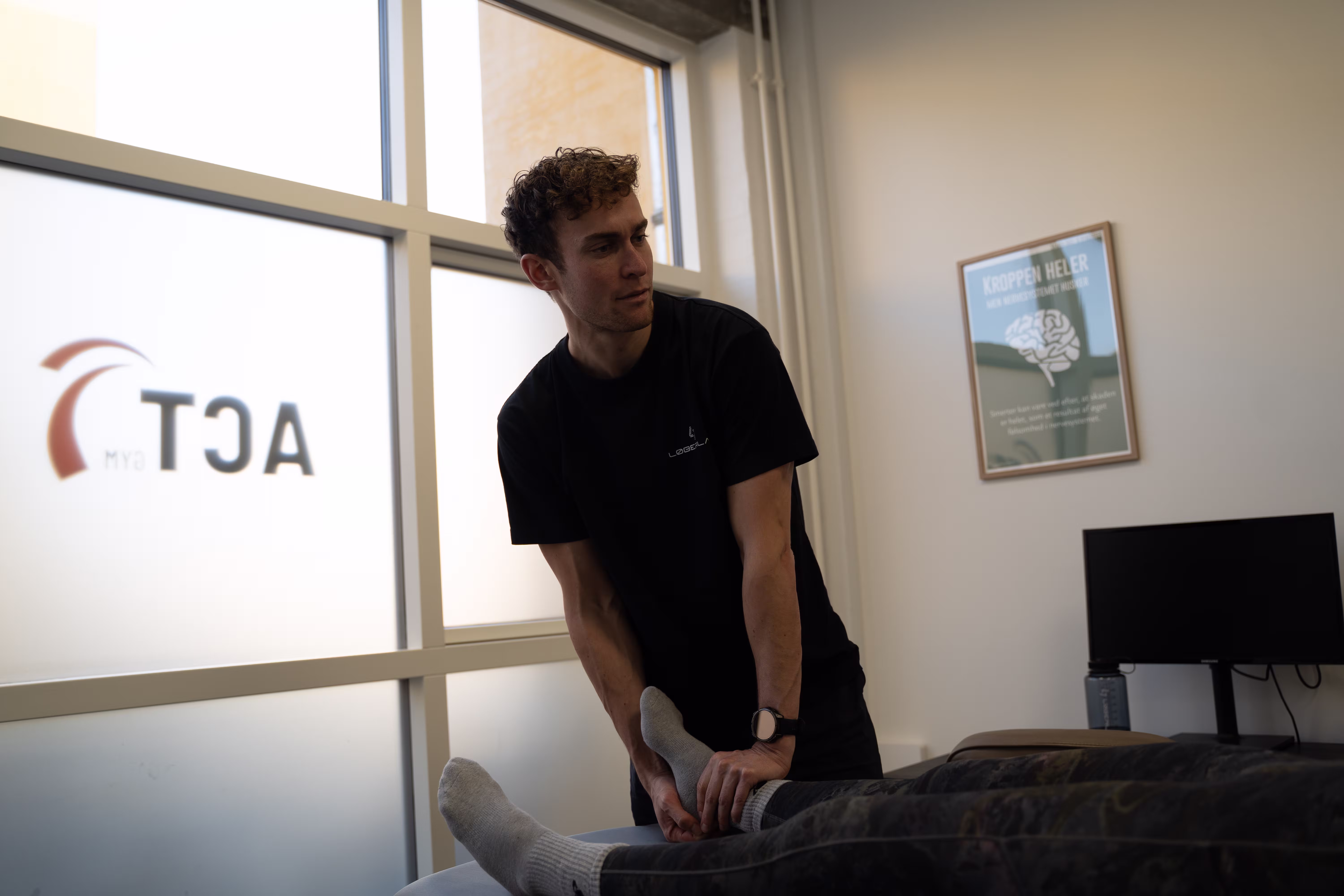 Løber der undersgøes for smerter i fod af fysioterapeut