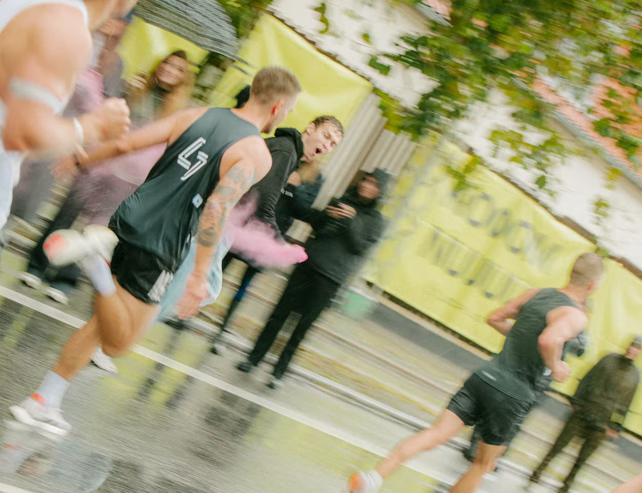 Løber i fart på landevej til halvmarathon