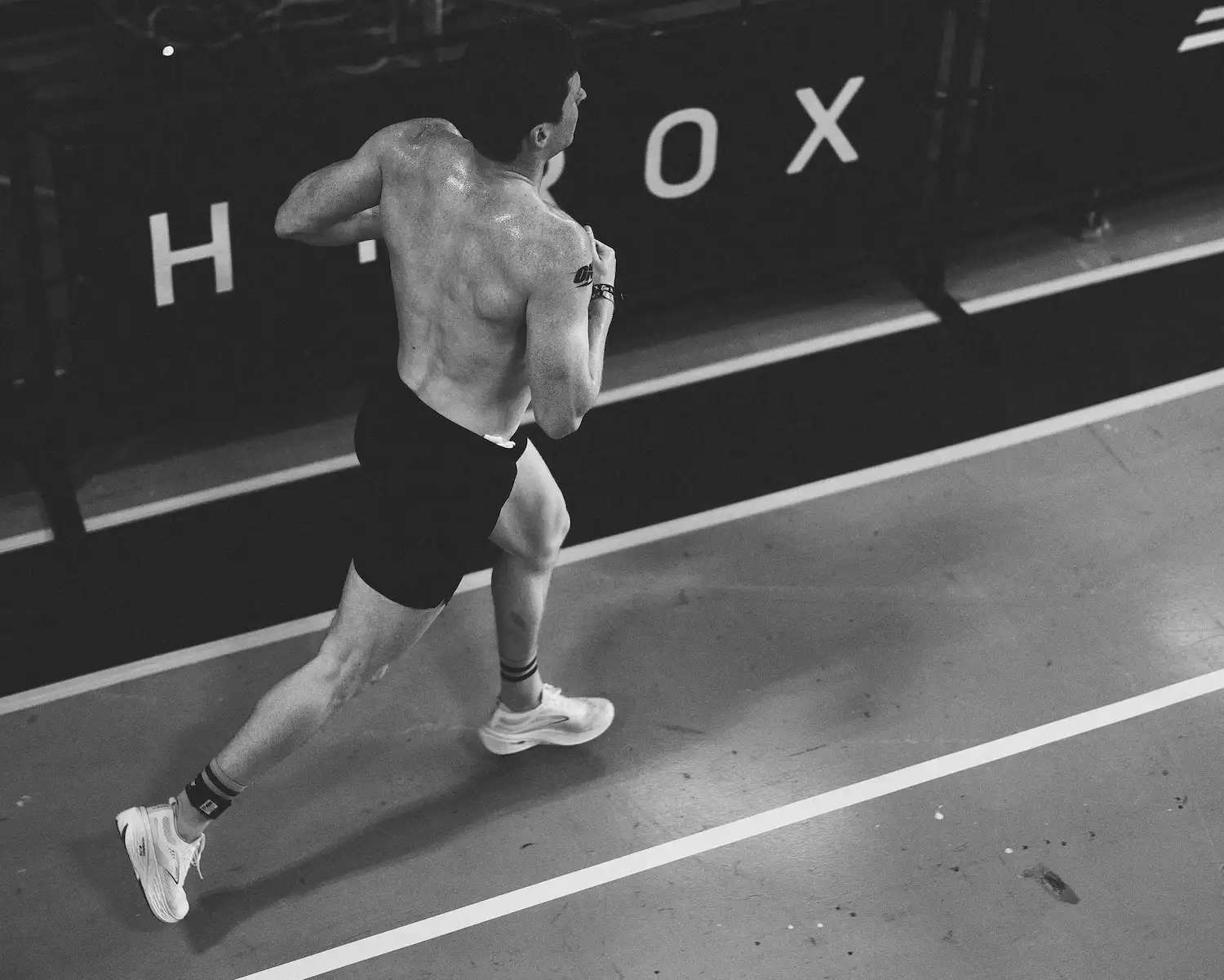 Hyroxatlet løber på vej mellem stationer