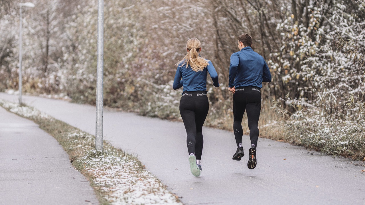 Løber tjekker sin ugentlige distance på et GPS-ur for at styre belastningen og undgå løbeskader