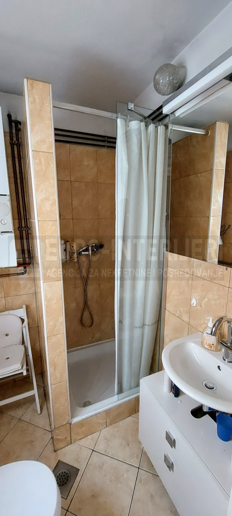 Stan za najam na Trešnjevci, jednoipolsobni 40 m2, tramvaj zona.