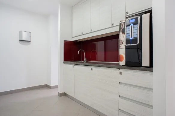 Poslovni prostor po želji. Manji, veći, za jednog ili više radnika, sala za sastanke .... sve što vam treba Grand centar