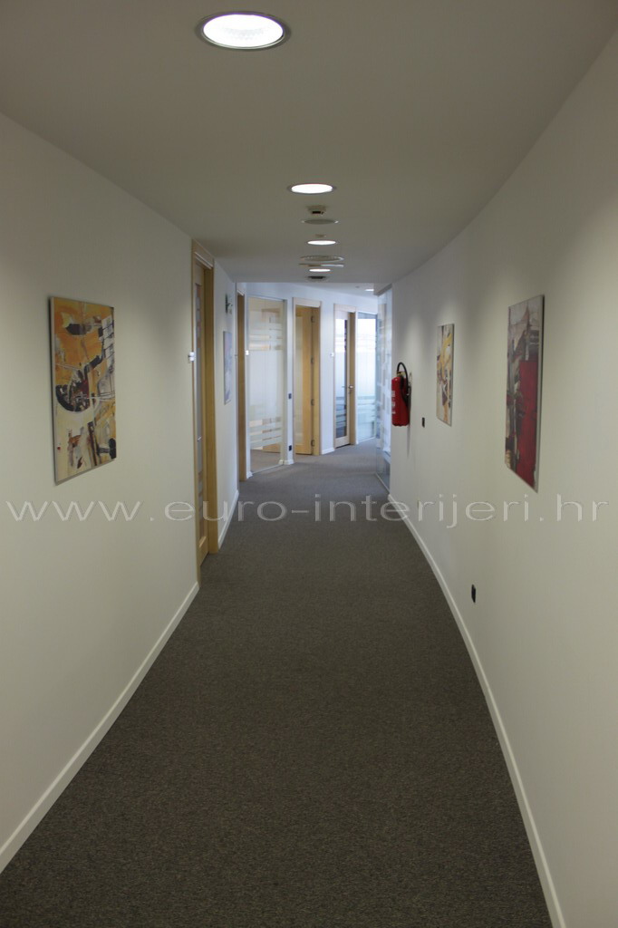 Poslovni prostor po želji. Manji, veći, za jednog ili više radnika, sala za sastanke .... sve što vam treba Grand centar