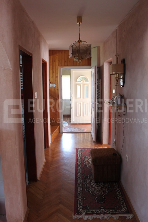 Obiteljska kuća u Jakovlju. Uredna i održavana kuća kao i okućnica.