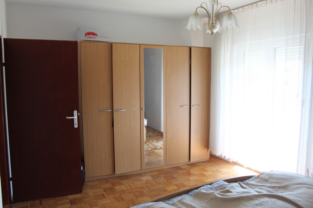 Obiteljska kuća u Jakovlju. Uredna i održavana kuća kao i okućnica.