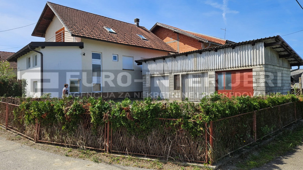 Obiteljska kuća u Jakovlju. Uredna i održavana kuća kao i okućnica.