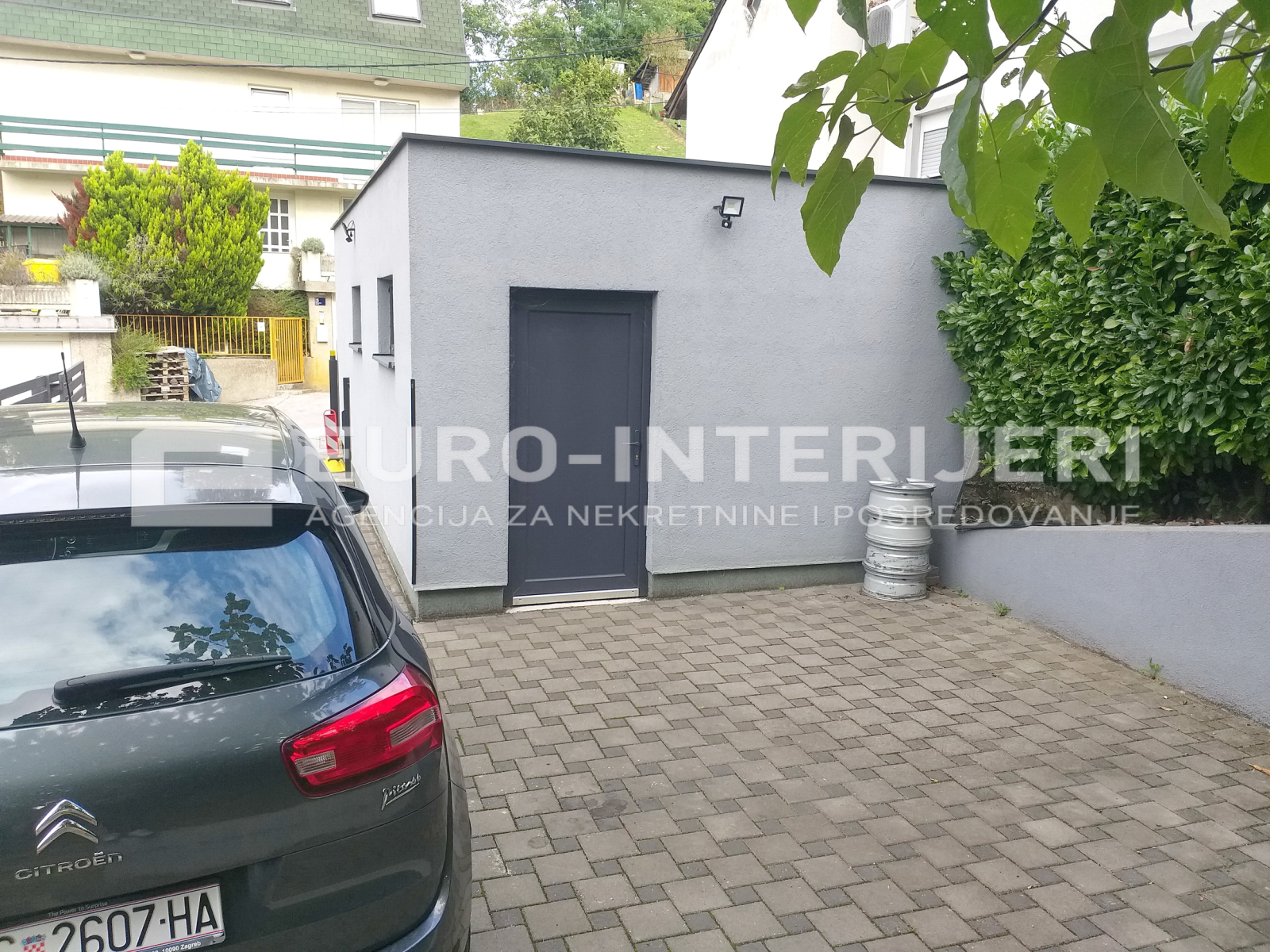 urbana vila s tri stana: Zagreb (Kustošija), 140.00 m2
