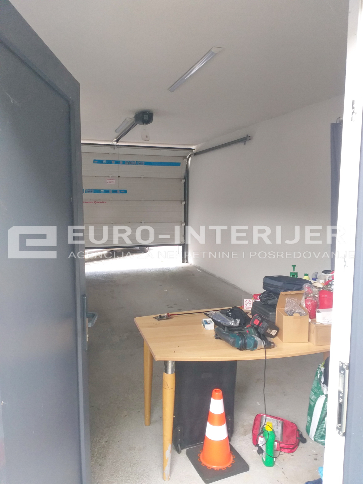 urbana vila s tri stana: Zagreb (Kustošija), 140.00 m2