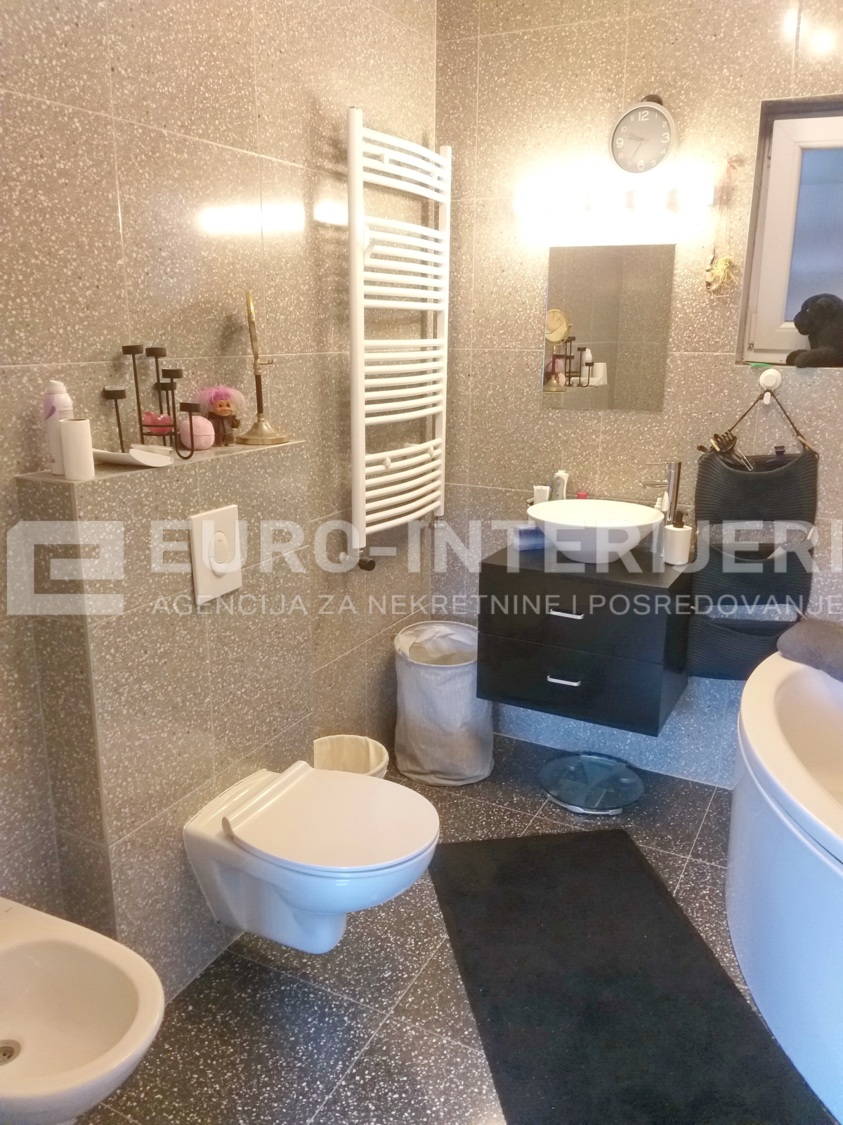 urbana vila s tri stana: Zagreb (Kustošija), 140.00 m2