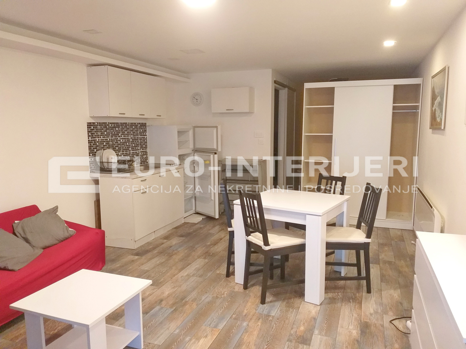 urbana vila s tri stana: Zagreb (Kustošija), 140.00 m2