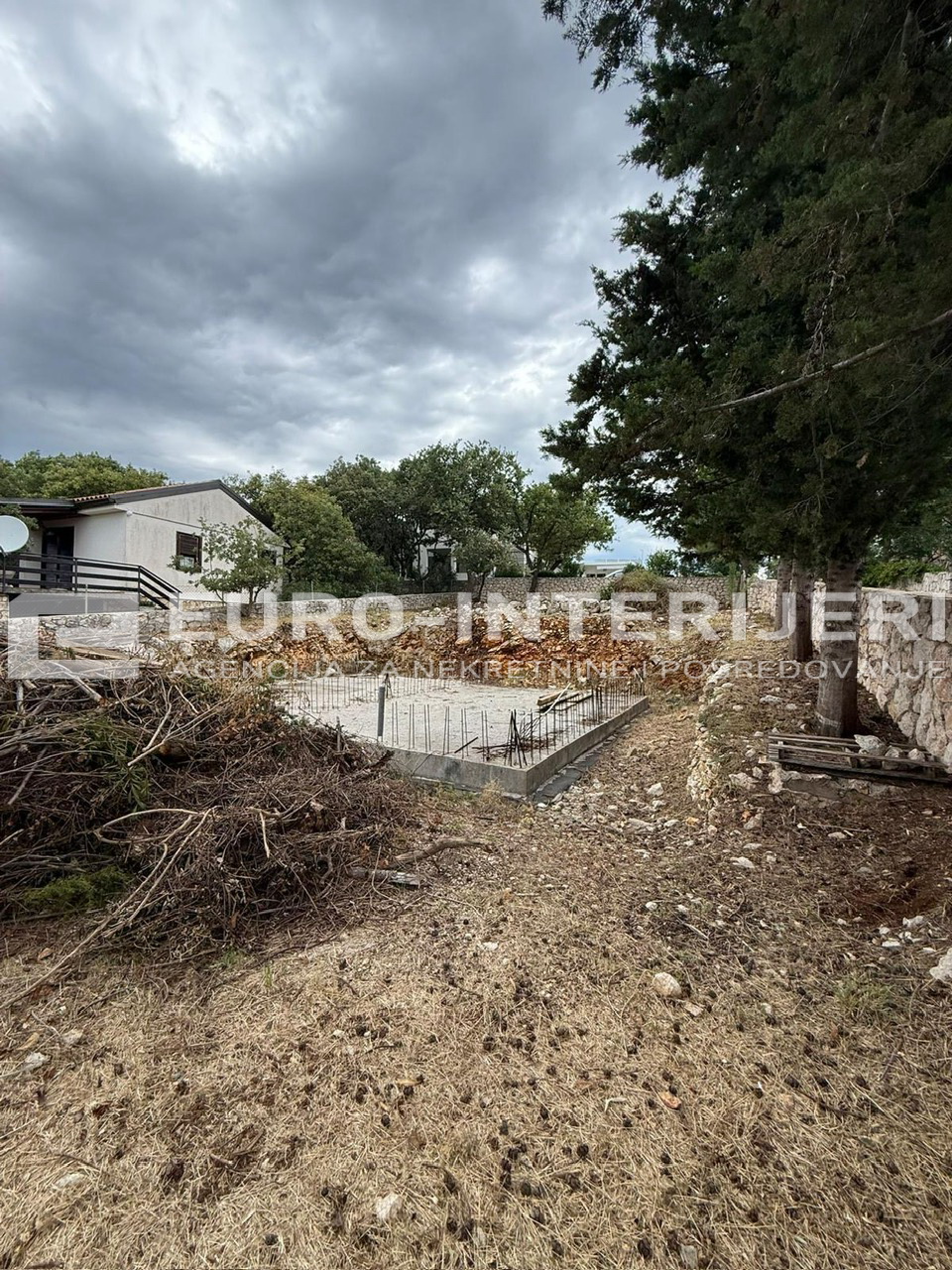 Prodaje se građevinsko zemljište s projektom i građ. dozvolom otok Pag
