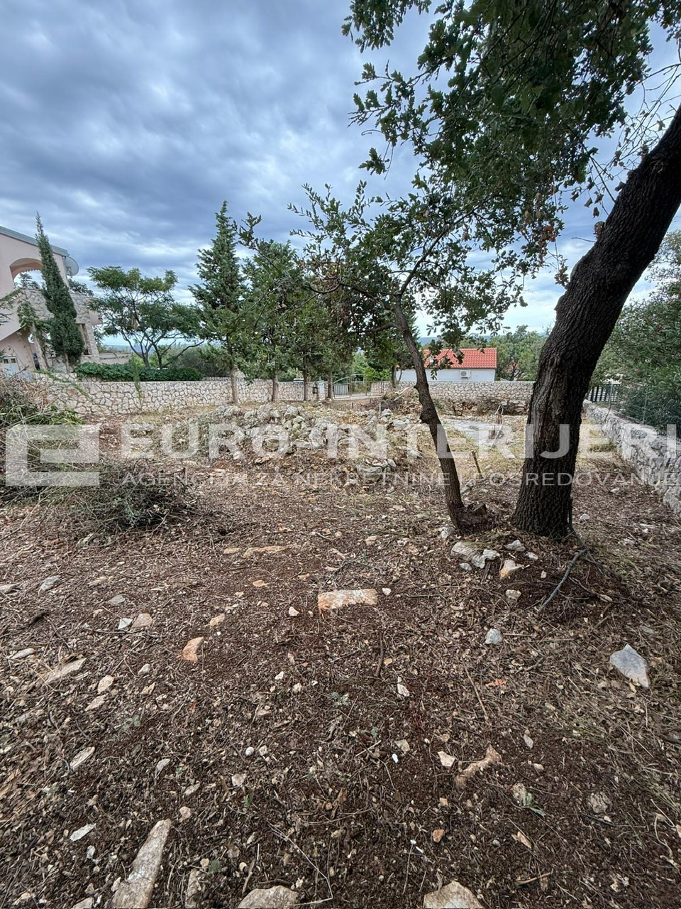 Prodaje se građevinsko zemljište s projektom i građ. dozvolom otok Pag