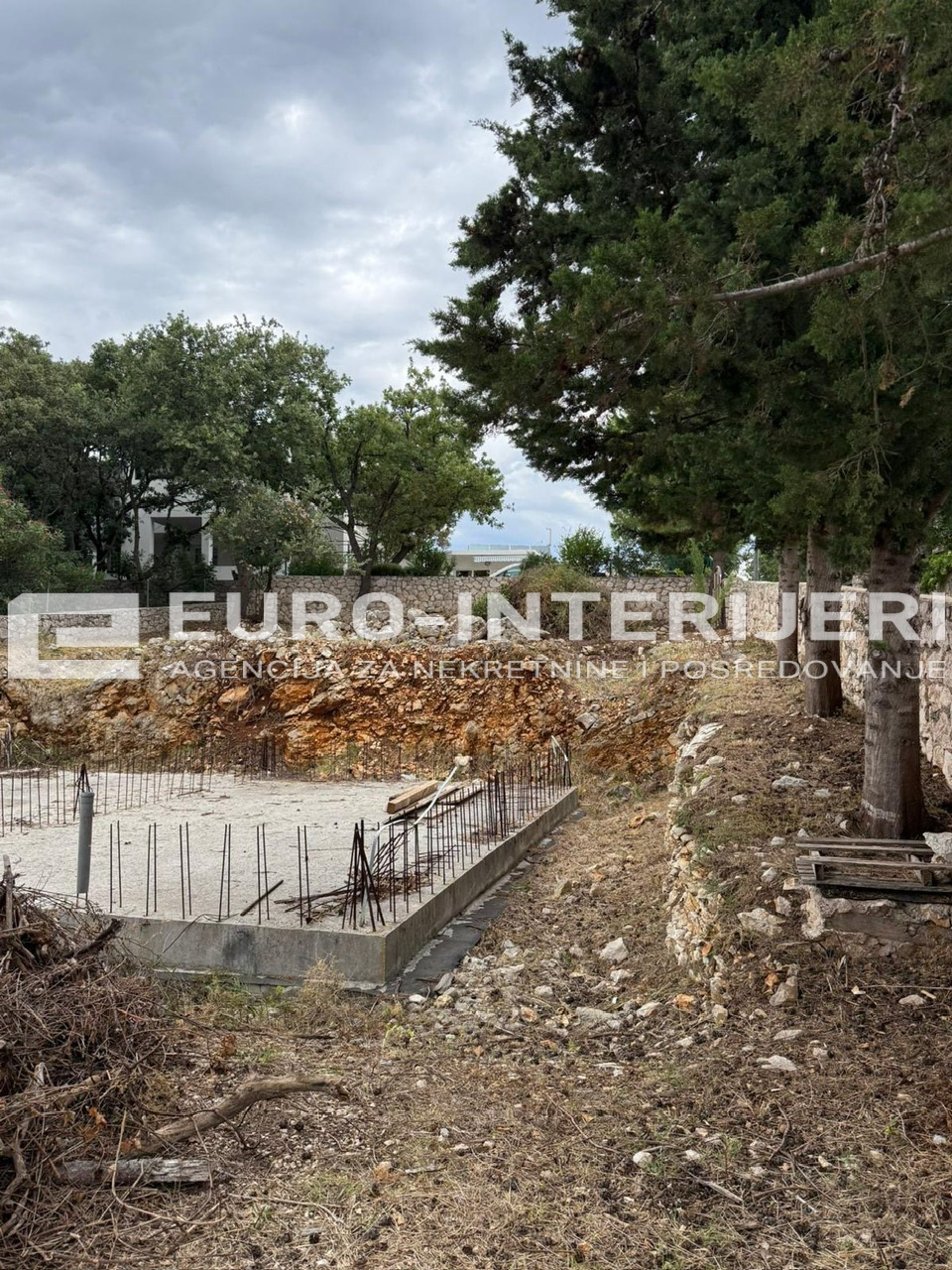 Prodaje se građevinsko zemljište s projektom i građ. dozvolom otok Pag