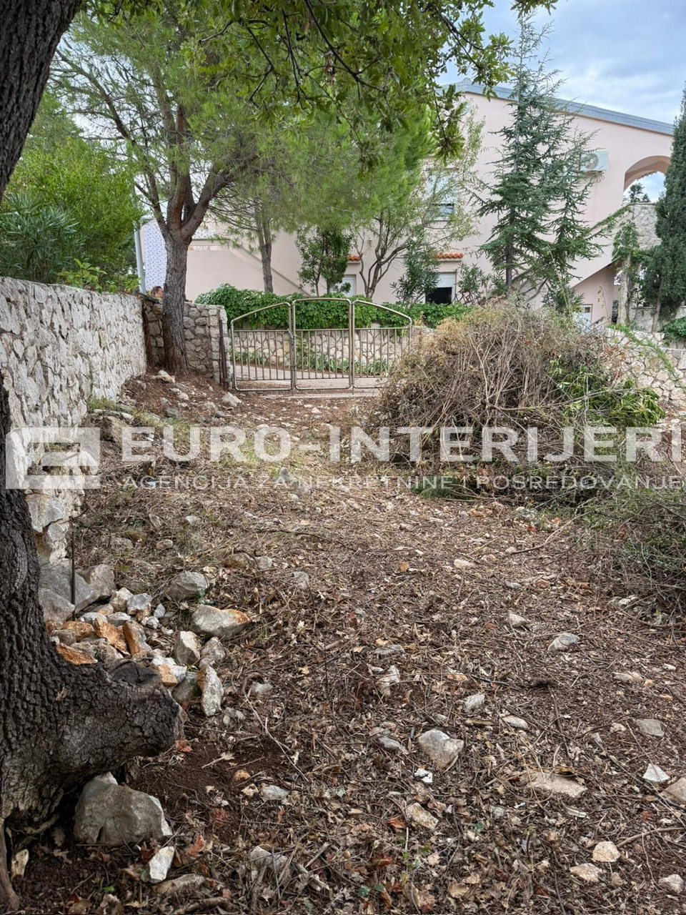 Prodaje se građevinsko zemljište s projektom i građ. dozvolom otok Pag