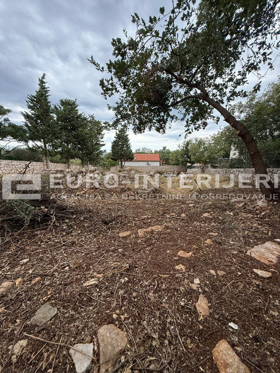 Prodaje se građevinsko zemljište s projektom i građ. dozvolom otok Pag