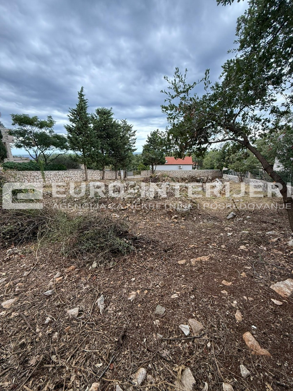 Prodaje se građevinsko zemljište s projektom i građ. dozvolom otok Pag