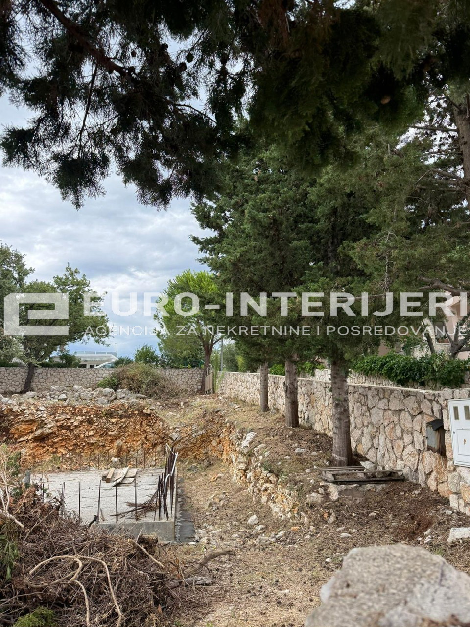 Prodaje se građevinsko zemljište s projektom i građ. dozvolom otok Pag