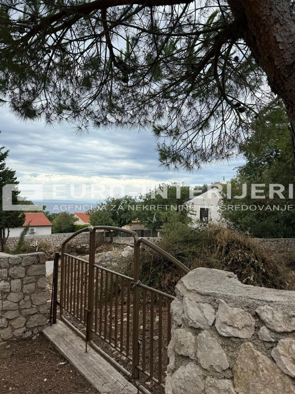 Prodaje se građevinsko zemljište s projektom i građ. dozvolom otok Pag