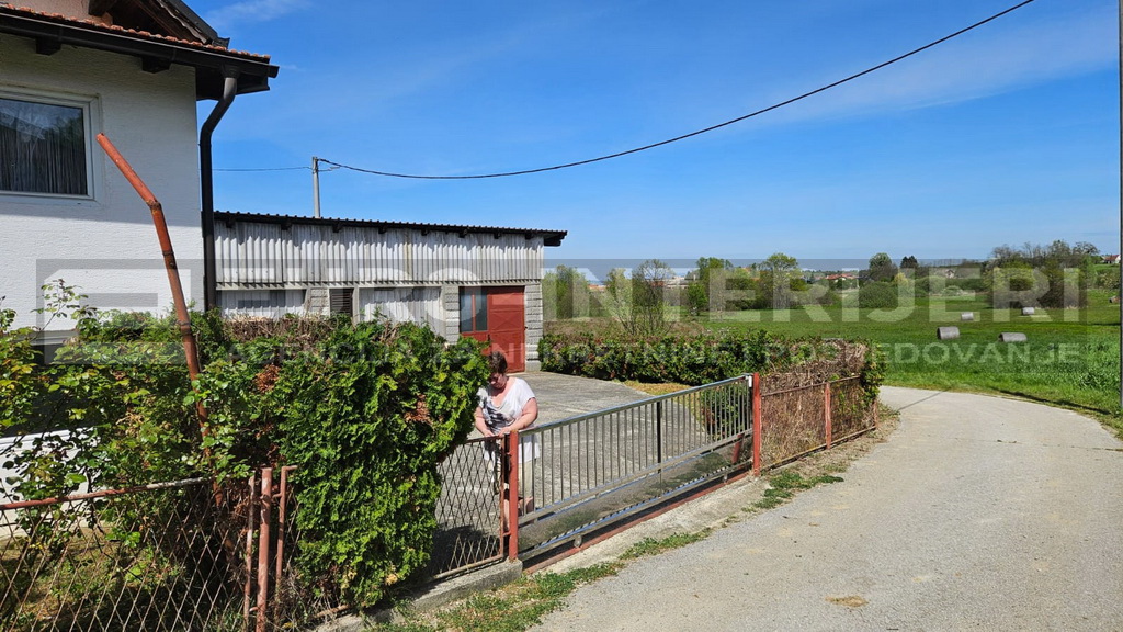 Obiteljska kuća Jakovlje, uredna s urednom okućnicom