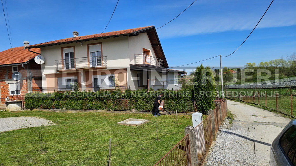 Obiteljska kuća Jakovlje, uredna s urednom okućnicom