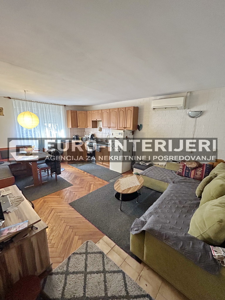 Kuća za adaptaciju - Malešnica - 73 m2 + garaža, bez provizije