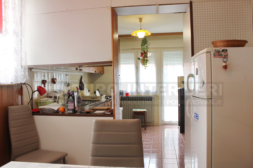Kuća Zagreb, G. Vrapče, 298 m2, 2 etaže kao 2 stana, 3 et. nedovršena