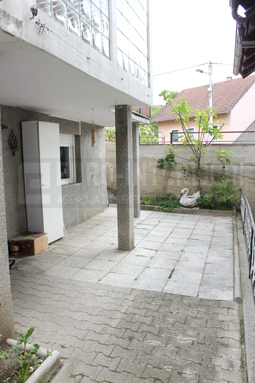 Kuća Zagreb, G. Vrapče, 298 m2, 2 etaže kao 2 stana, 3 et. nedovršena