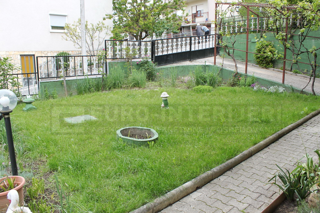 Kuća Zagreb, G. Vrapče, 298 m2, 2 etaže kao 2 stana, 3 et. nedovršena