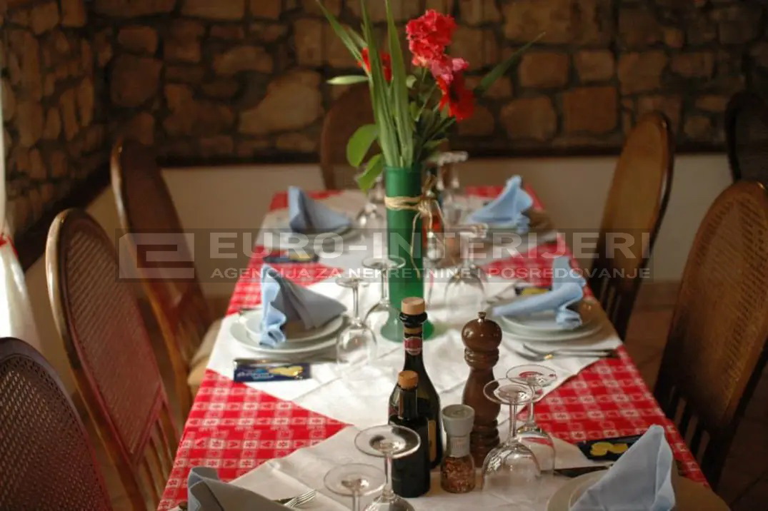 Poslovni prostor: riblji restoran u Skradinu, dvije sale + terasa