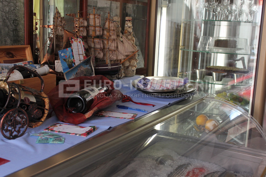 Poslovni prostor: riblji restoran u Skradinu, dvije sale + terasa