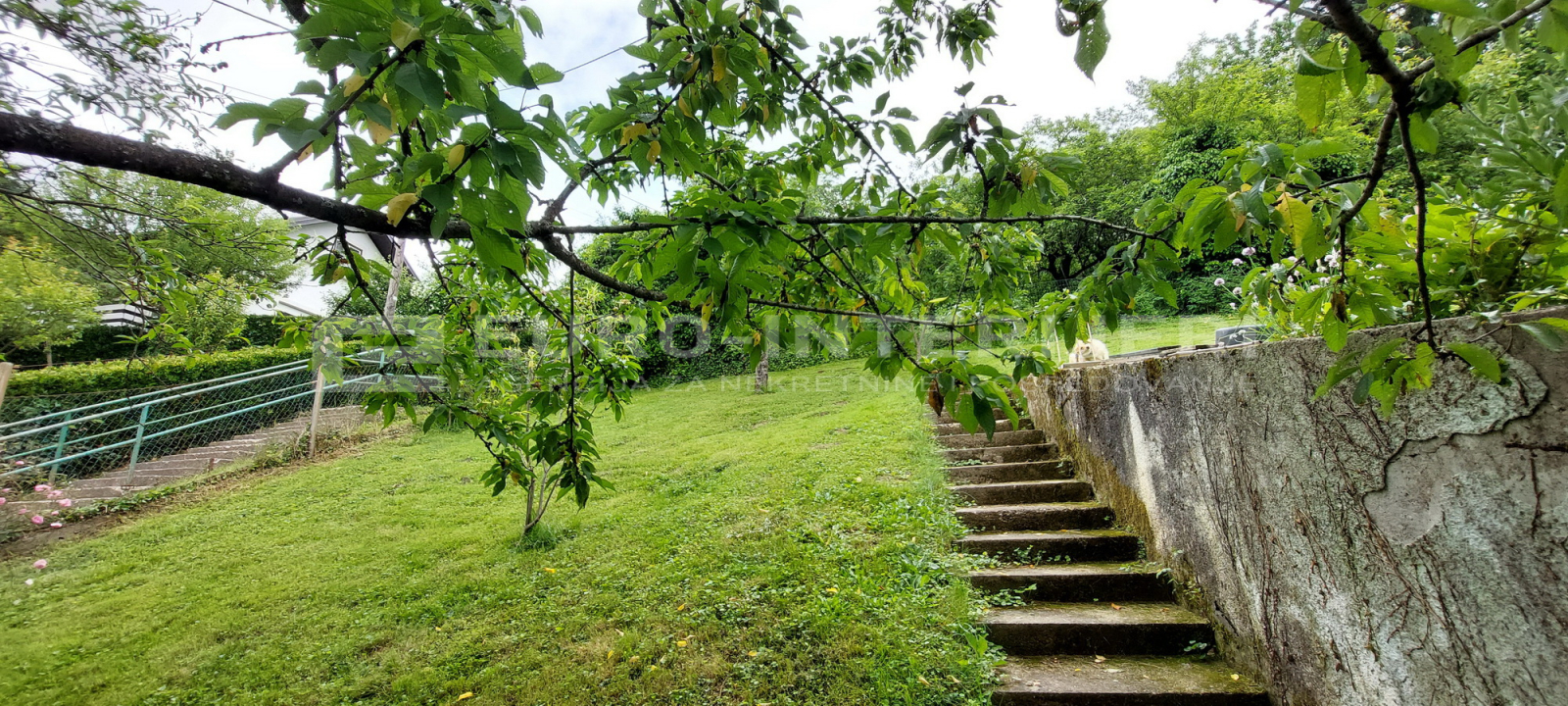 Zagreb - Kraljevec - zemljište 1.451 m2 s kućom